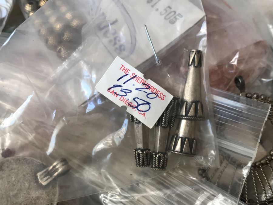 JUST ADDED - Vintage SINGER Sewing Supply Box With Various Jewelry Beads And Some Jewelry Pieces - See All Photos [Photo 26]