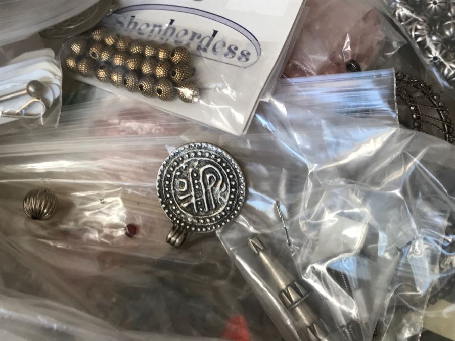 JUST ADDED - Vintage SINGER Sewing Supply Box With Various Jewelry Beads And Some Jewelry Pieces - See All Photos [Photo 25]