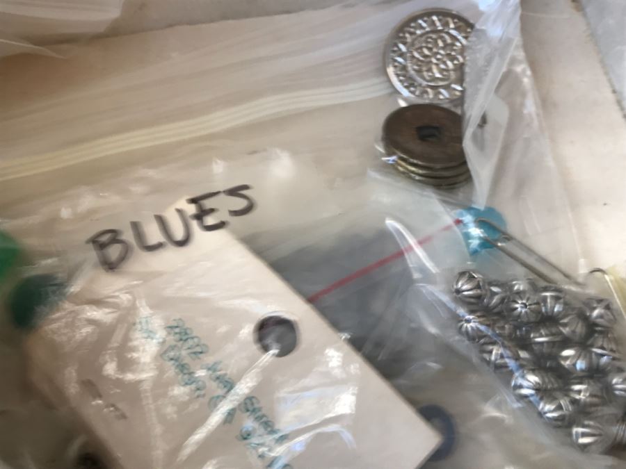 JUST ADDED - Vintage SINGER Sewing Supply Box With Various Jewelry Beads And Some Jewelry Pieces - See All Photos [Photo 27]