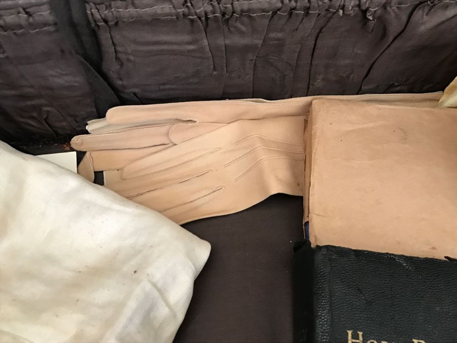 Vintage OSHKOSH Trunks Luggage With Various Items Including Several Pipes, Books And Various Items - See Photos [Photo 9]