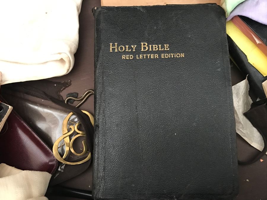 Vintage OSHKOSH Trunks Luggage With Various Items Including Several Pipes, Books And Various Items - See Photos [Photo 8]