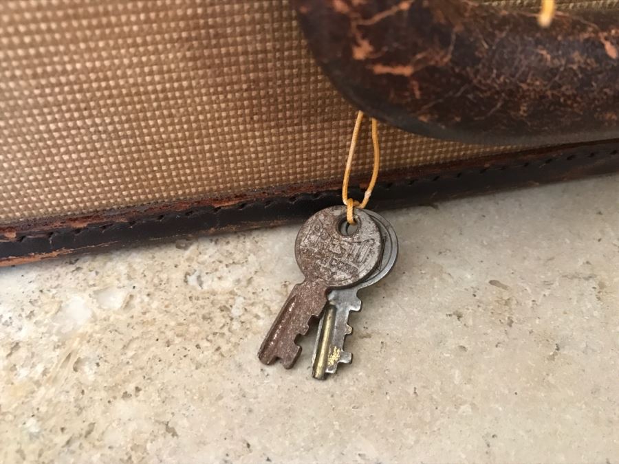 Vintage OSHKOSH Trunks Luggage With Various Items Including Several Pipes, Books And Various Items - See Photos [Photo 19]