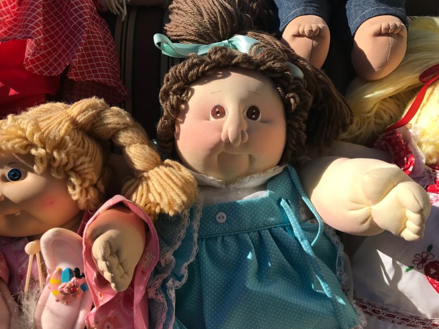 JUST ADDED - Huge Cabbage Patch Doll Collection With Bag Of Cabbage Patch Doll Clothes Includes Early Dolls - See All Photos [Photo 32]