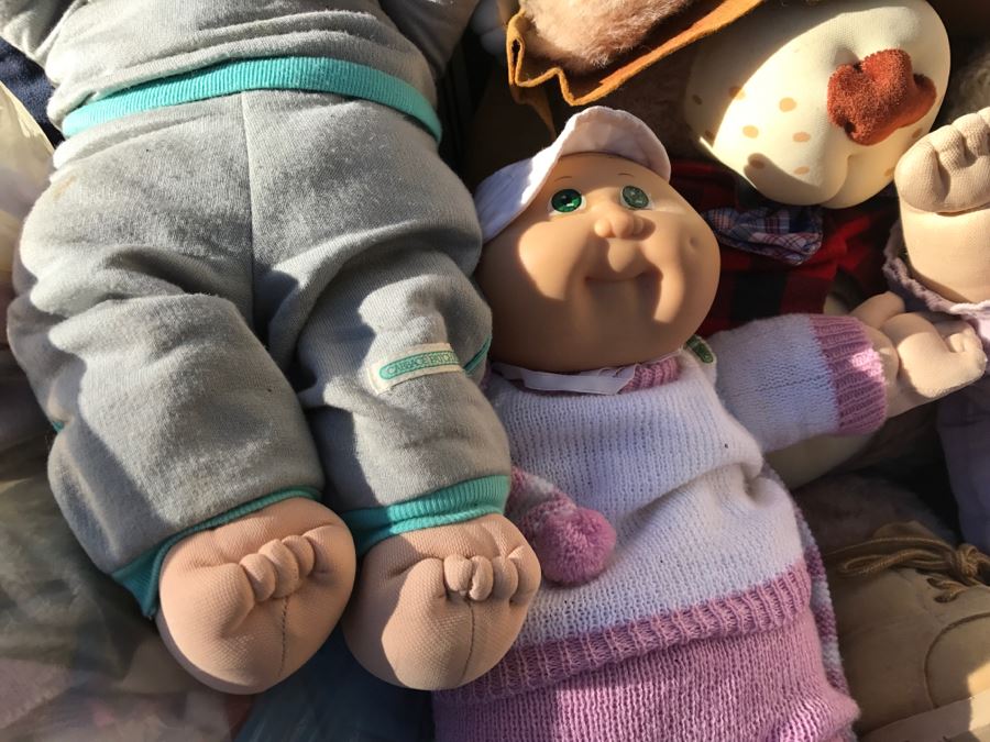 JUST ADDED - Huge Cabbage Patch Doll Collection With Bag Of Cabbage Patch Doll Clothes Includes Early Dolls - See All Photos [Photo 8]