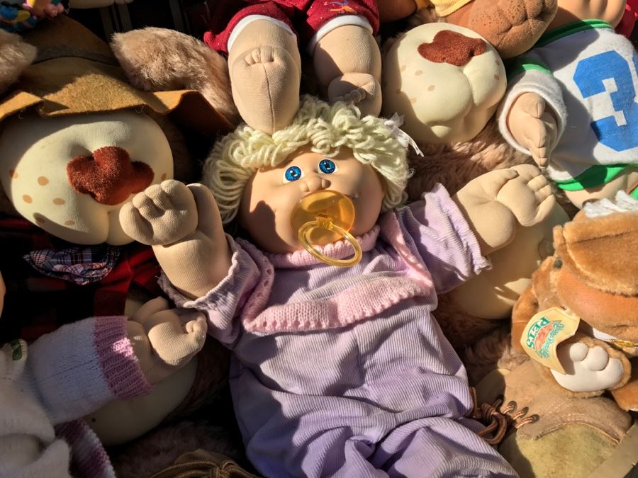 JUST ADDED - Huge Cabbage Patch Doll Collection With Bag Of Cabbage Patch Doll Clothes Includes Early Dolls - See All Photos [Photo 10]