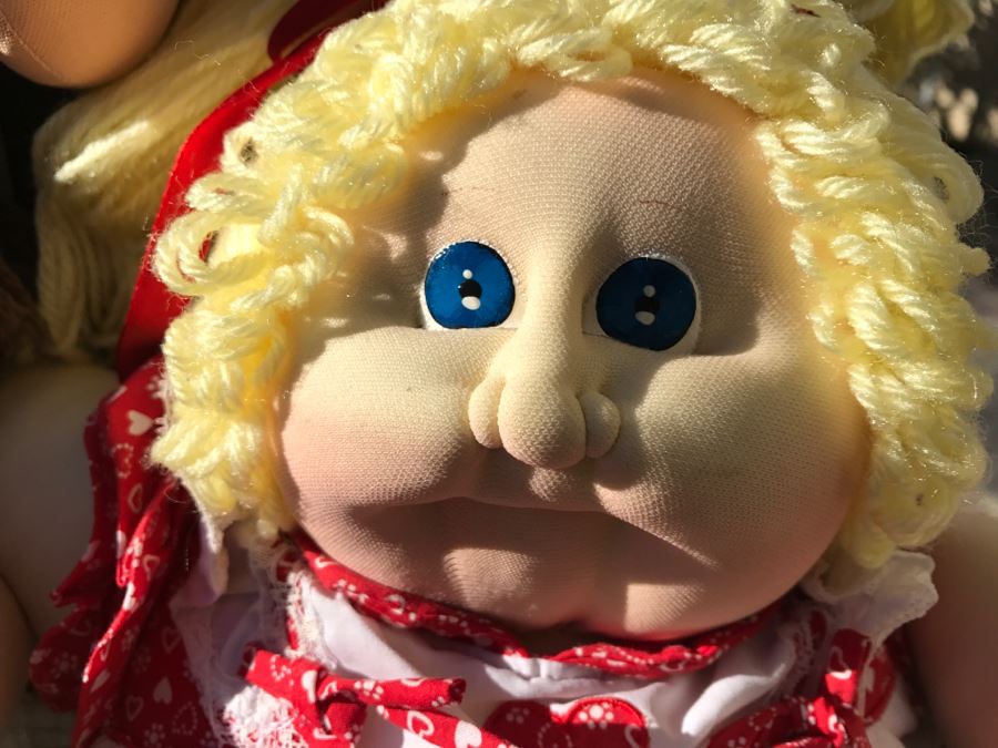 JUST ADDED - Huge Cabbage Patch Doll Collection With Bag Of Cabbage Patch Doll Clothes Includes Early Dolls - See All Photos [Photo 26]