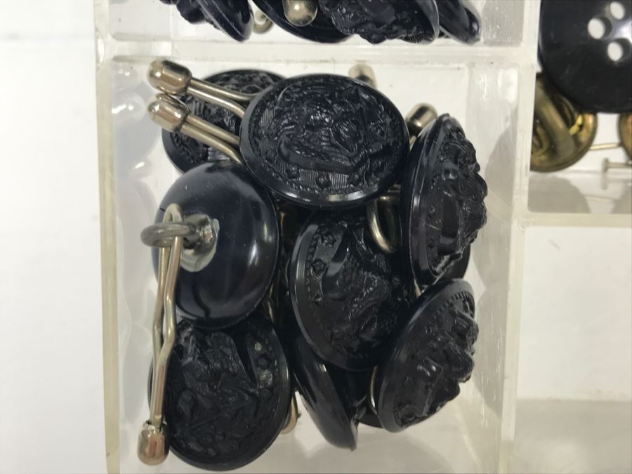 Various NAVY Medals, Ribbons, Buttons From Female NAVY Commander [Photo 12]