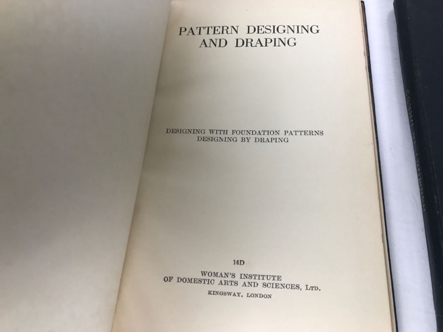Set Of 4 Vintage Books: Dressmaking Trimming Finishing, Sewing Materials, Pattern Designing And Draping, Harmony In Dress By Woman's Institute Of Domestic Arts And Sciences Kingsway, London [Photo 7]
