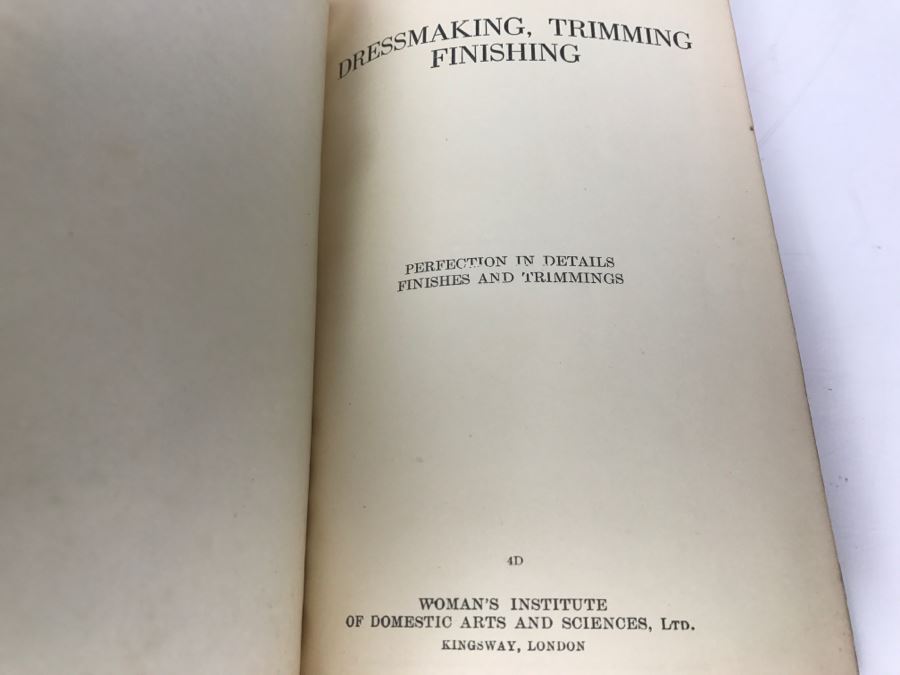 Set Of 4 Vintage Books: Dressmaking Trimming Finishing, Sewing Materials, Pattern Designing And Draping, Harmony In Dress By Woman's Institute Of Domestic Arts And Sciences Kingsway, London [Photo 15]