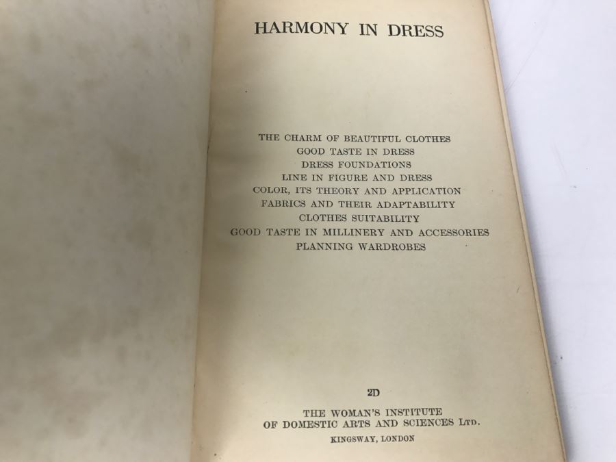 Set Of 4 Vintage Books: Dressmaking Trimming Finishing, Sewing Materials, Pattern Designing And Draping, Harmony In Dress By Woman's Institute Of Domestic Arts And Sciences Kingsway, London [Photo 10]