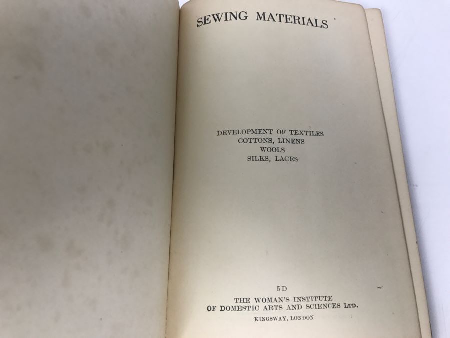 Set Of 4 Vintage Books: Dressmaking Trimming Finishing, Sewing Materials, Pattern Designing And Draping, Harmony In Dress By Woman's Institute Of Domestic Arts And Sciences Kingsway, London [Photo 18]