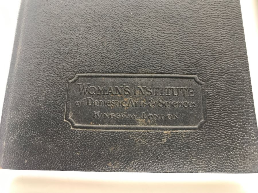 Set Of 4 Vintage Books: Dressmaking Trimming Finishing, Sewing Materials, Pattern Designing And Draping, Harmony In Dress By Woman's Institute Of Domestic Arts And Sciences Kingsway, London [Photo 3]