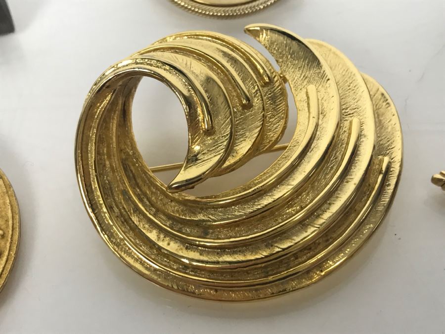 Various Costume Jewelry Brooches Pins Including TRIFARI [Photo 15]