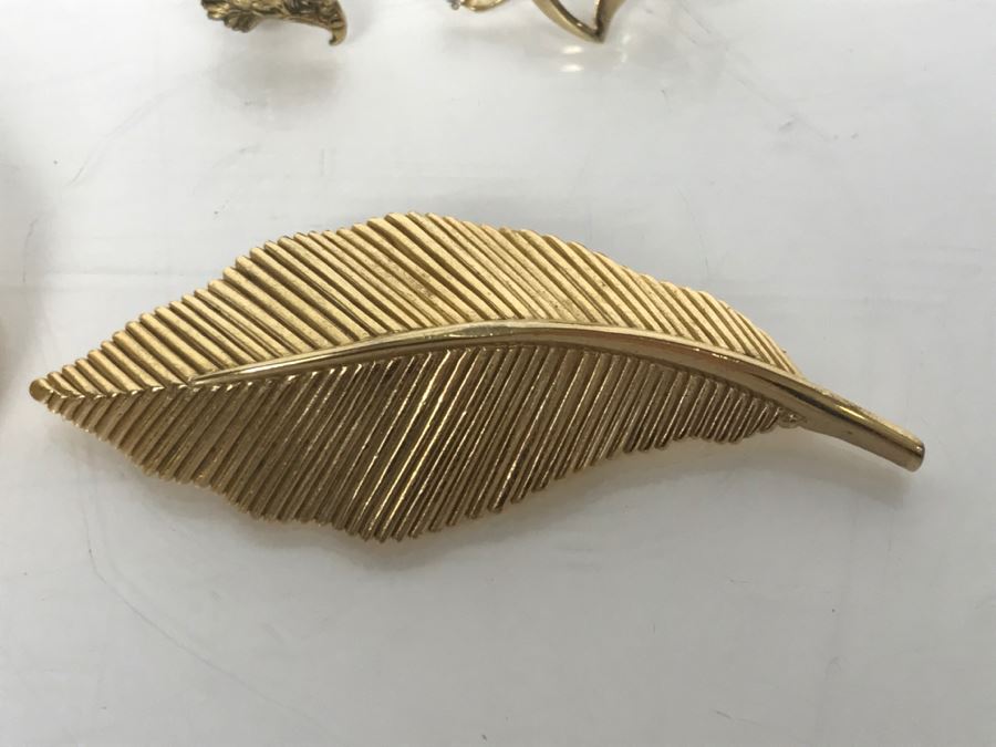 Various Costume Jewelry Brooches Pins Including TRIFARI [Photo 16]