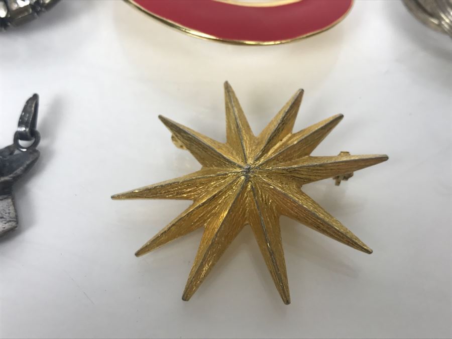 Various Costume Jewelry Brooches Pins Including TRIFARI [Photo 4]