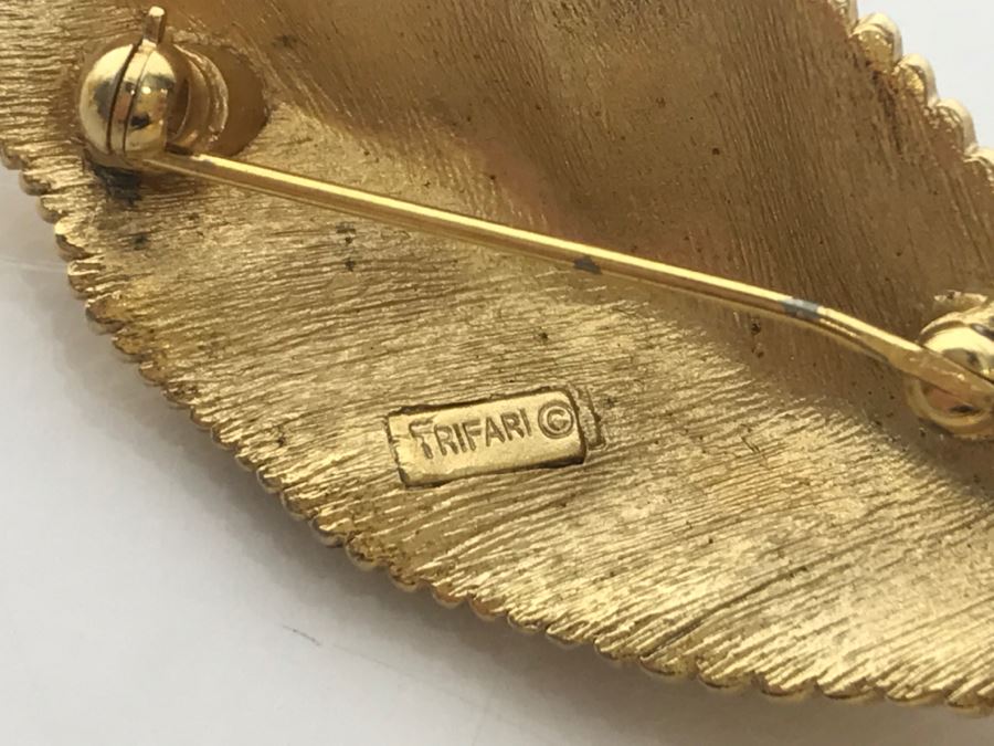 Various Costume Jewelry Brooches Pins Including TRIFARI [Photo 21]