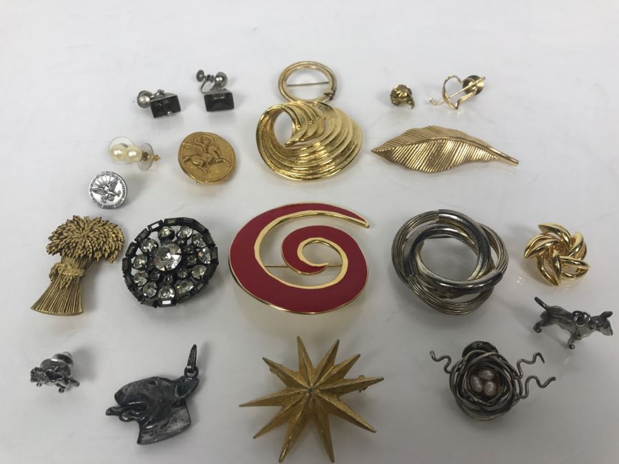 Various Costume Jewelry Brooches Pins Including TRIFARI [Photo 3]