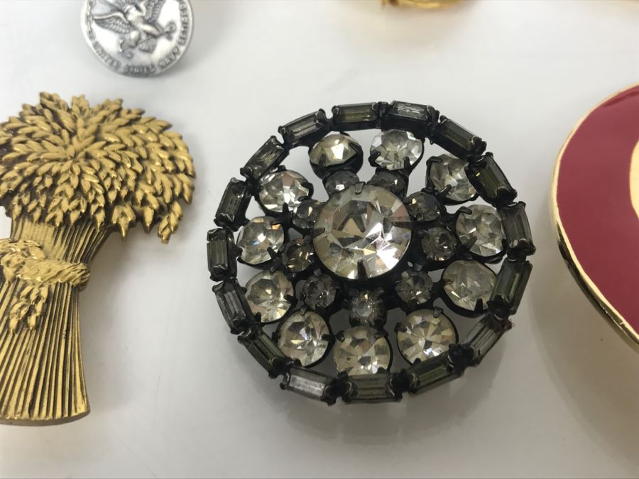 Various Costume Jewelry Brooches Pins Including TRIFARI [Photo 9]