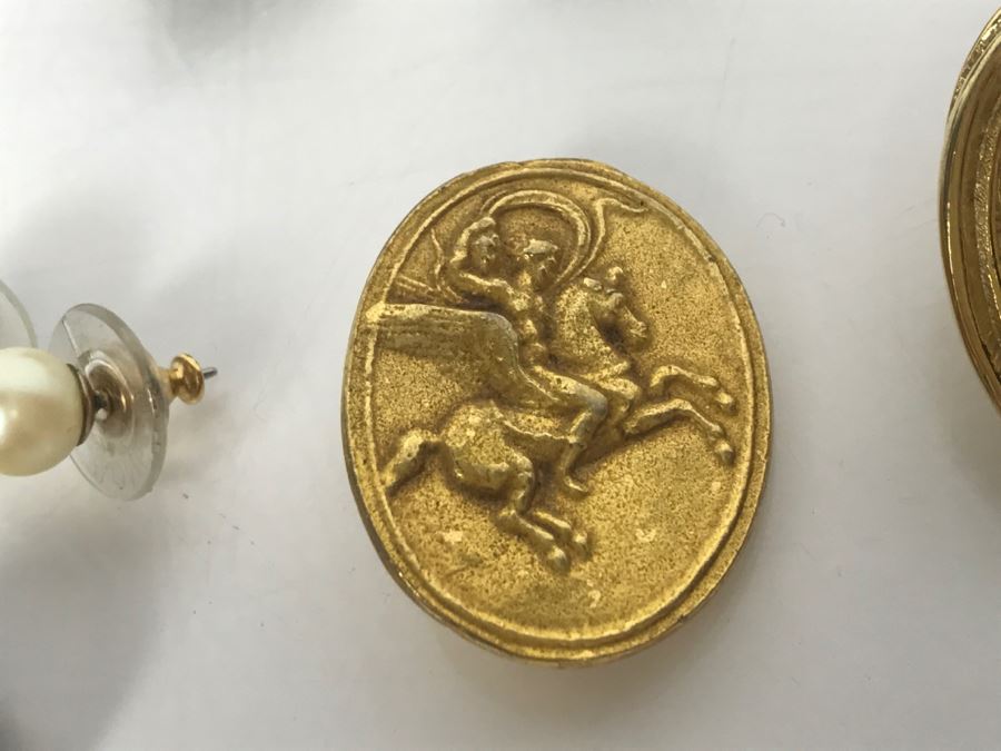 Various Costume Jewelry Brooches Pins Including TRIFARI [Photo 24]