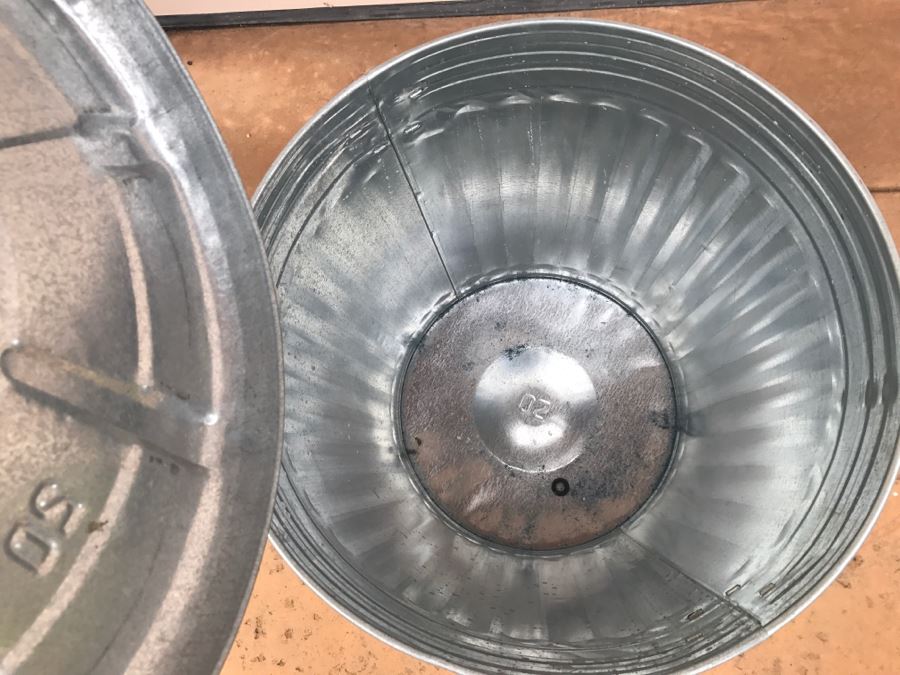 20 Gallon Galvanized Metal Garbage Can [Photo 5]