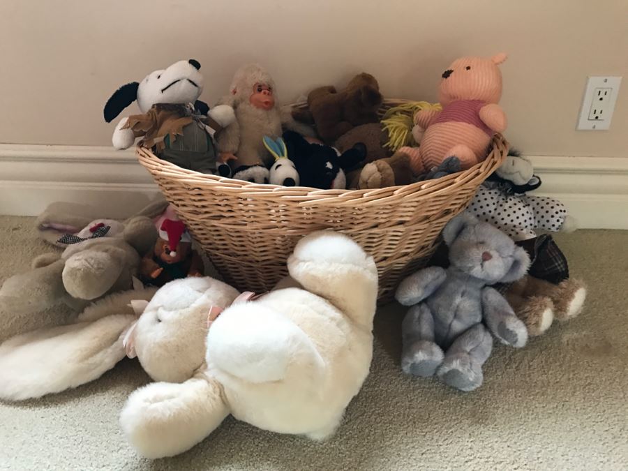 Stuffed Animal Lot With Basket Snoopy [Photo 9]