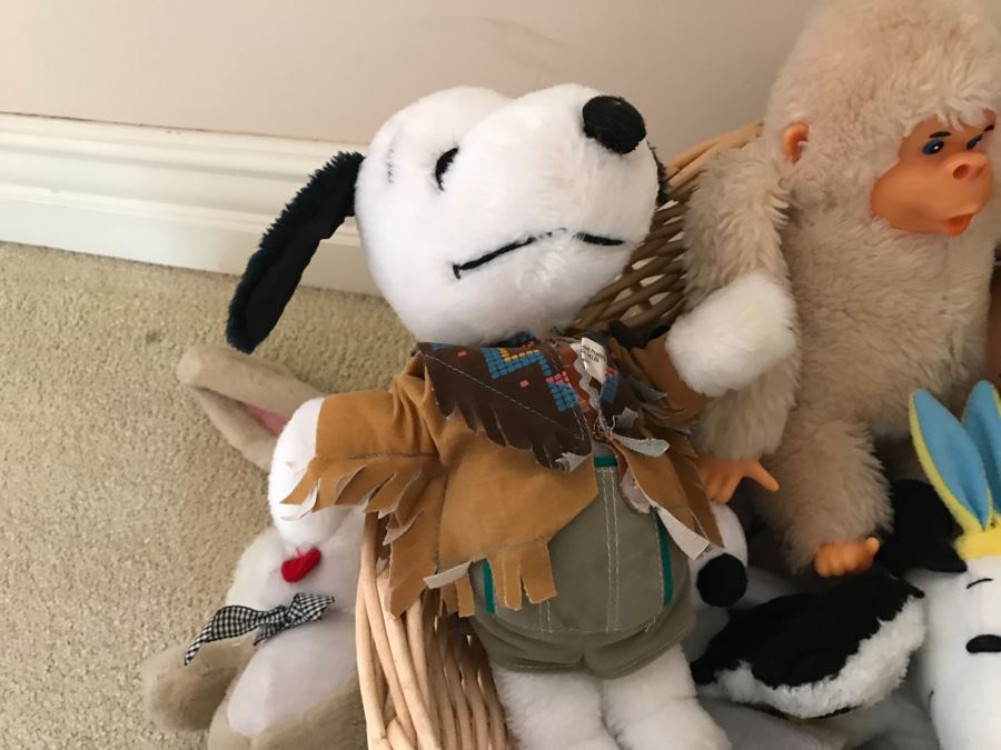 Stuffed Animal Lot With Basket Snoopy [Photo 3]