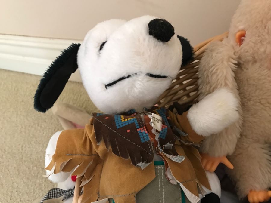 Stuffed Animal Lot With Basket Snoopy [Photo 4]
