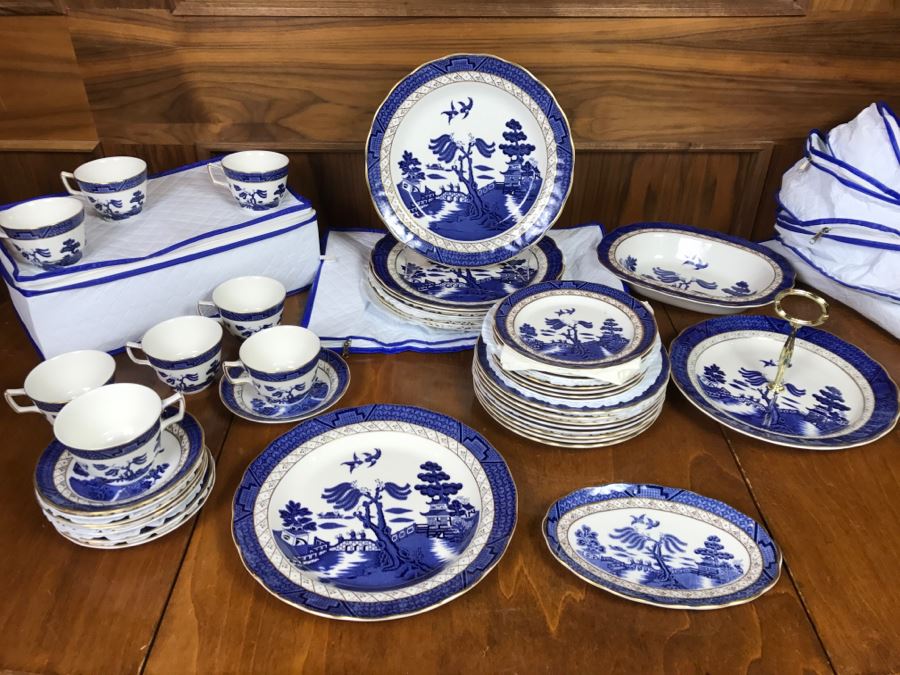 Royal Doulton England Find China The Majestic Collection Booths 'Real Old Willow' Blue And White Apx Service For 8 [Photo 1]