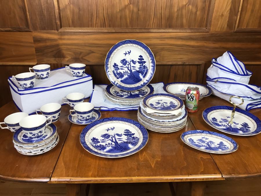 Royal Doulton England Find China The Majestic Collection Booths 'Real Old Willow' Blue And White Apx Service For 8 [Photo 2]