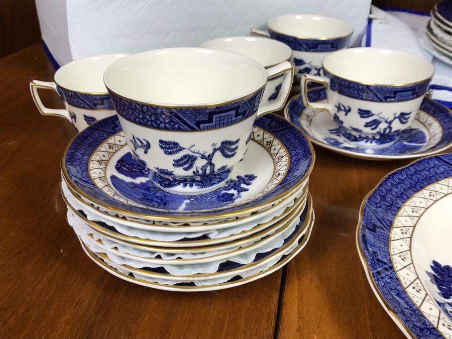 Royal Doulton England Find China The Majestic Collection Booths 'Real Old Willow' Blue And White Apx Service For 8 [Photo 15]