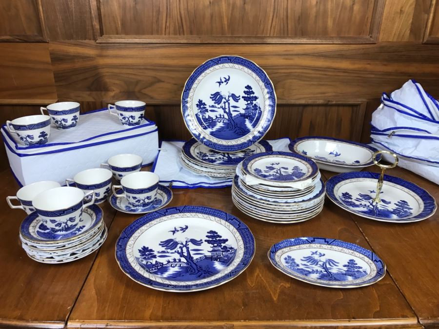 Royal Doulton England Find China The Majestic Collection Booths 'Real Old Willow' Blue And White Apx Service For 8 [Photo 4]