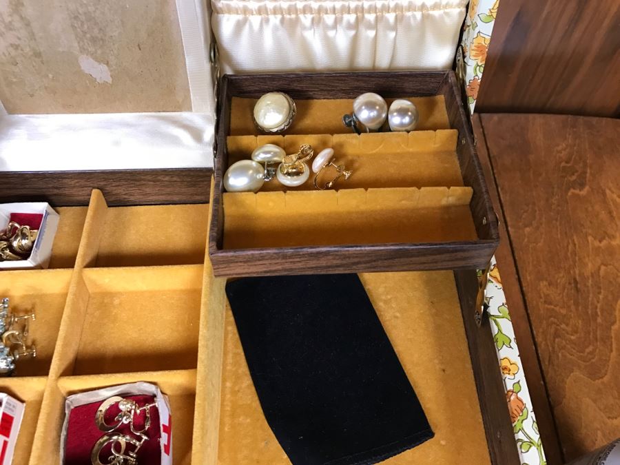 Vintage Jewelry Box With Various Costume Jewelry Some Signed [Photo 5]