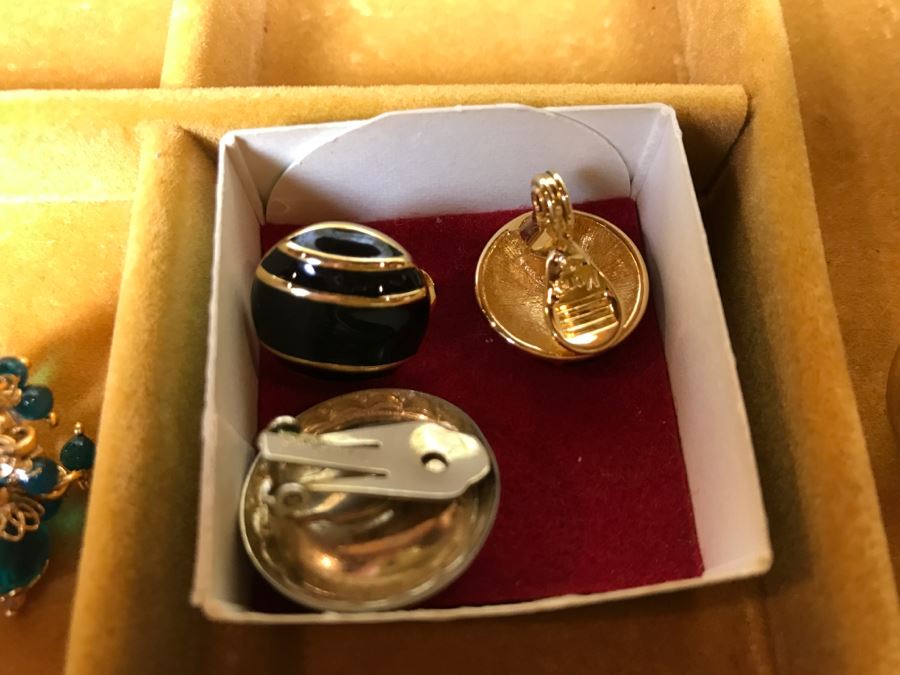 Vintage Jewelry Box With Various Costume Jewelry Some Signed [Photo 7]