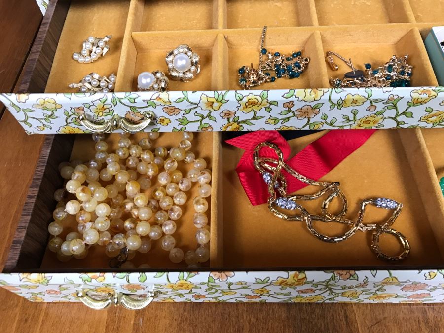 Vintage Jewelry Box With Various Costume Jewelry Some Signed [Photo 9]