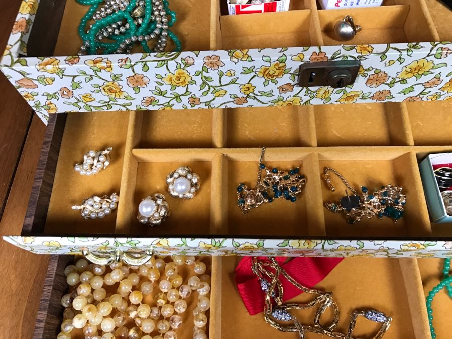 Vintage Jewelry Box With Various Costume Jewelry Some Signed [Photo 8]
