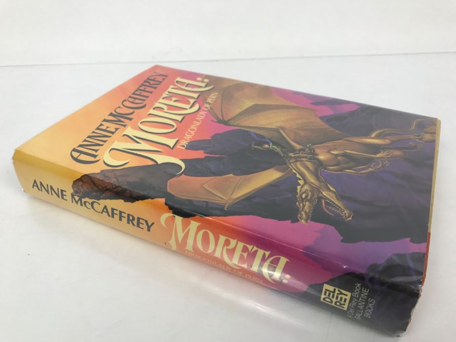 Signed First Edition 1983 Hardcover Book Moreta: Dragonlady Of Pern By Anne McCaffrey [Photo 3]