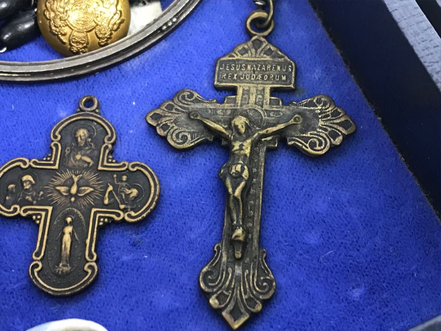 JUST ADDED - Vintage Men's Cufflink Box With Various Tie Clips, Cufflinks, Rosary Necklace, Pins, Watch, Gold Tooth And Various Items Photographed - See All Photos [Photo 18]