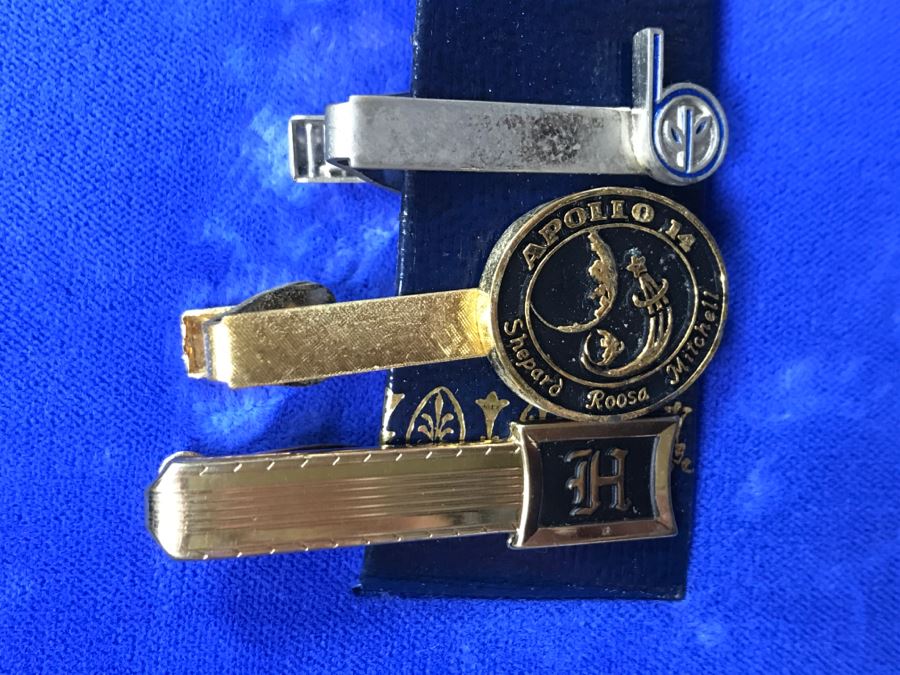 JUST ADDED - Vintage Men's Cufflink Box With Various Tie Clips, Cufflinks, Rosary Necklace, Pins, Watch, Gold Tooth And Various Items Photographed - See All Photos [Photo 26]