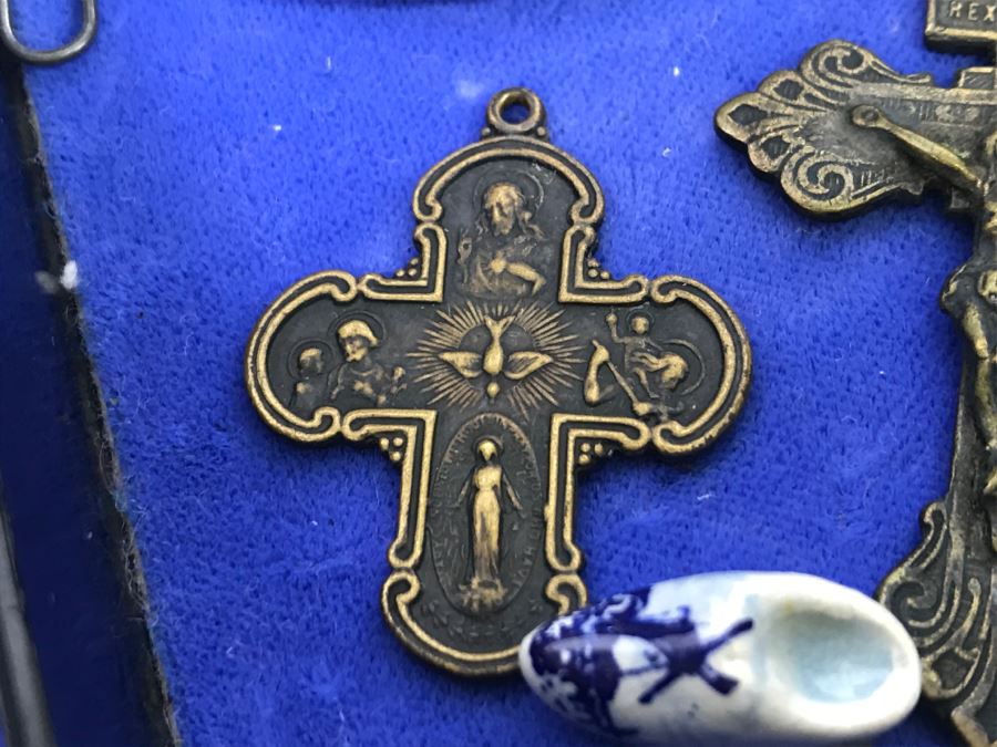 JUST ADDED - Vintage Men's Cufflink Box With Various Tie Clips, Cufflinks, Rosary Necklace, Pins, Watch, Gold Tooth And Various Items Photographed - See All Photos [Photo 17]