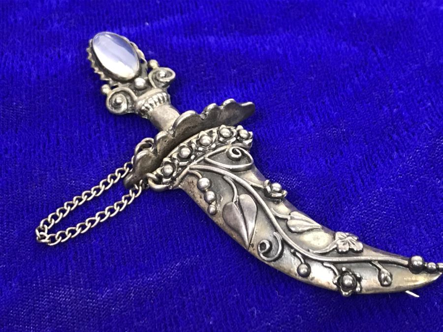 JUST ADDED - Stunning Vintage Repousse Sterling Silver Brooch Pin Dagger With Sheather And Possible Moonstone (Not Tested) 28.3g [Photo 2]