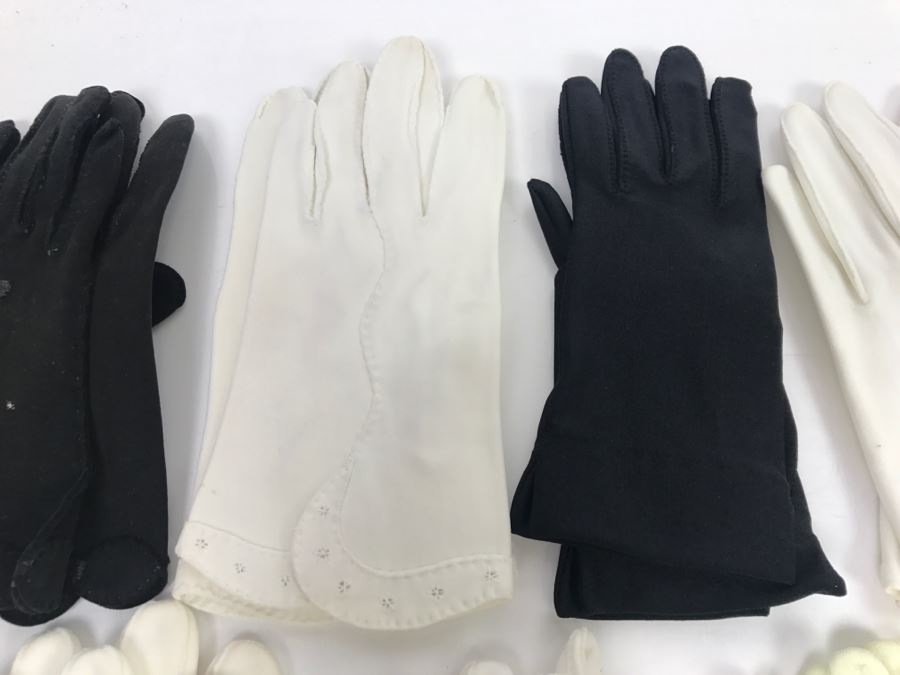 JUST ADDED - Collection Of (11) Vintage Women's Gloves With Carrying Bag Apx Size 7 [Photo 10]