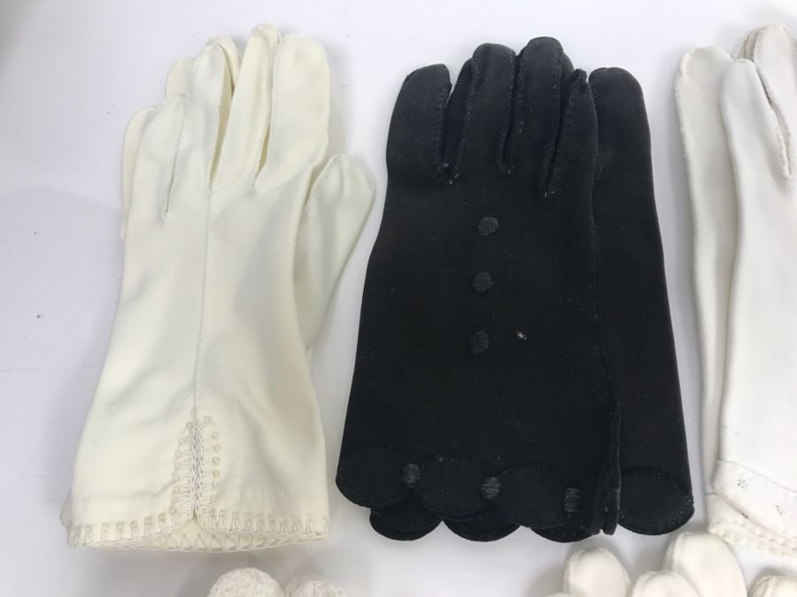 JUST ADDED - Collection Of (11) Vintage Women's Gloves With Carrying Bag Apx Size 7 [Photo 9]