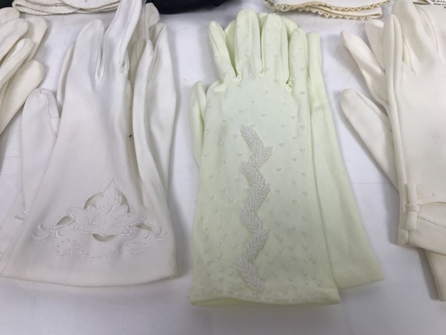 JUST ADDED - Collection Of (11) Vintage Women's Gloves With Carrying Bag Apx Size 7 [Photo 4]