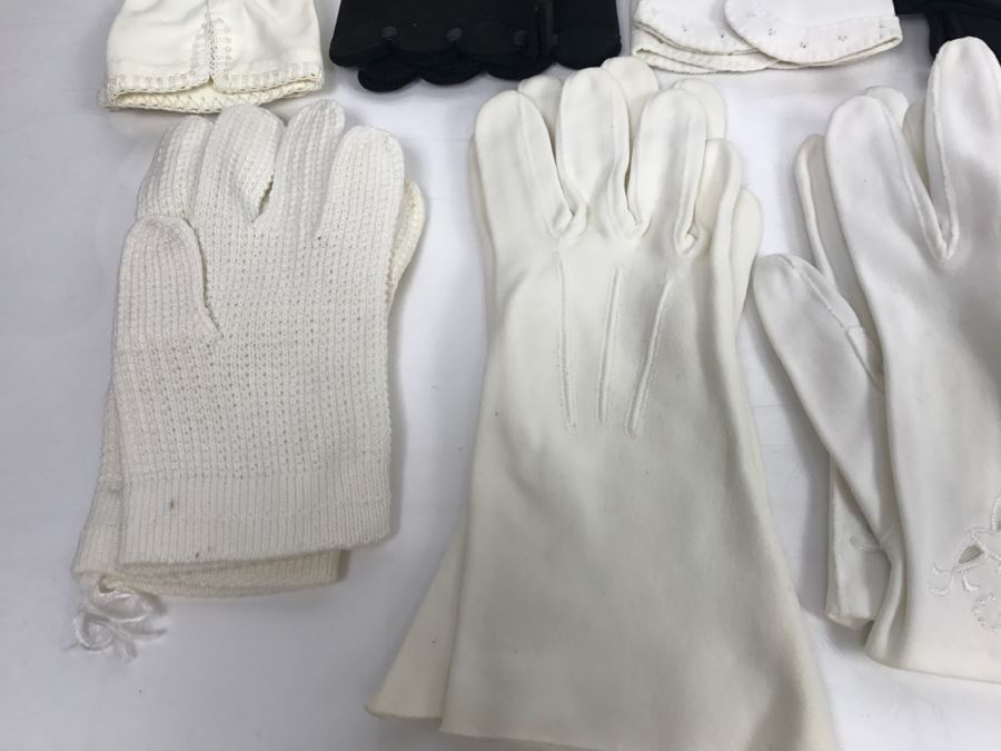 JUST ADDED - Collection Of (11) Vintage Women's Gloves With Carrying Bag Apx Size 7 [Photo 8]