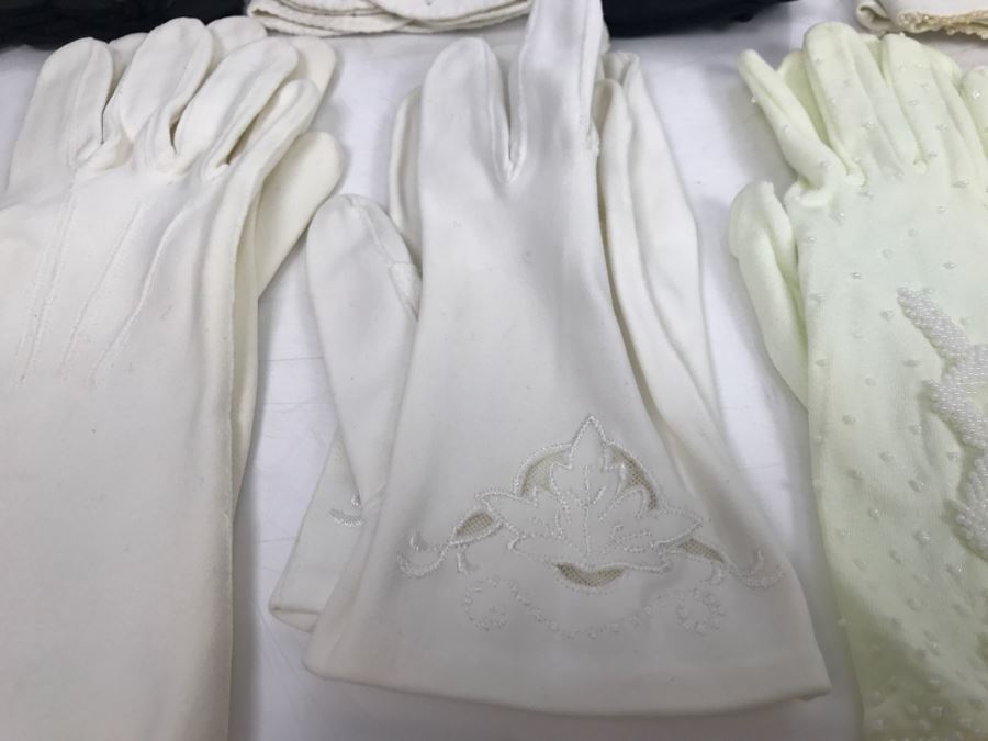 JUST ADDED - Collection Of (11) Vintage Women's Gloves With Carrying Bag Apx Size 7 [Photo 7]