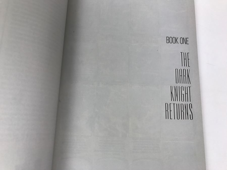 BATMAN: The Dark Knight Returns Graphic Novel By Frank Miller 1986 [Photo 7]