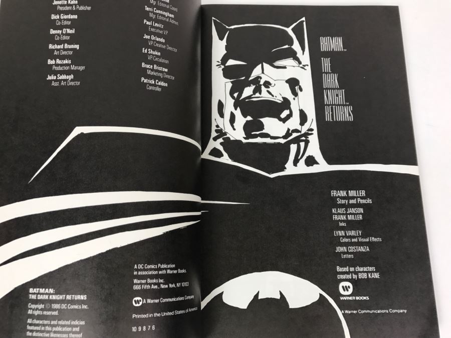 BATMAN: The Dark Knight Returns Graphic Novel By Frank Miller 1986 [Photo 4]