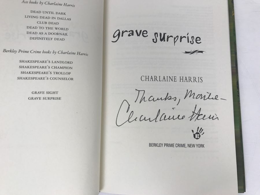 Signed First Edition 2006 Hardcover Book Grave Suprise By Charlaine Harris [Photo 5]