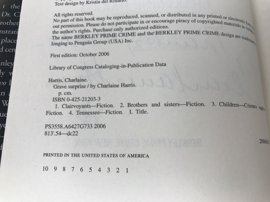 Signed First Edition 2006 Hardcover Book Grave Suprise By Charlaine Harris [Photo 8]