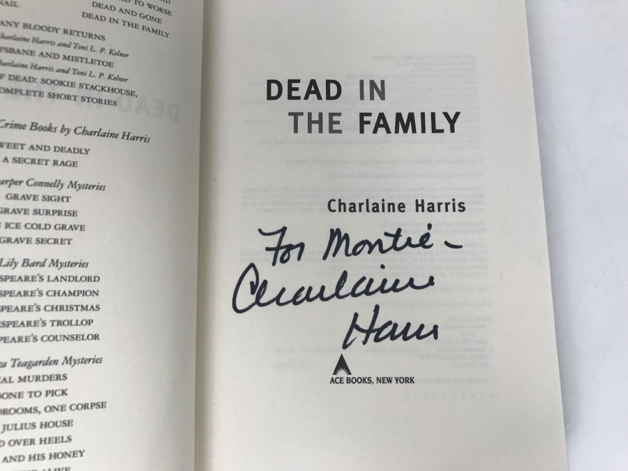 Signed First Edition 2010 Hardcover Book Dead In The Family By Charlaine Harris [Photo 6]